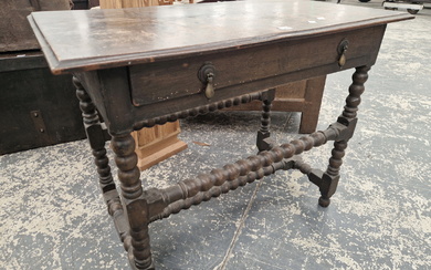 AN OAK SIDE TABLE WITH A SINGLE DRAWER ABOVE THE FOUR BOBBIN TURNED LEGS