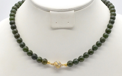 AVENTURINE GEMSTONE NECKLACE, GOLD-PLATED STERLING SILVER CLASP, VINTAGE, CA. 44 CM.