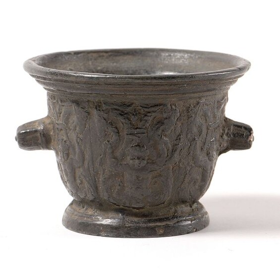 Abraham the Butcher (master in 1610). Bronze mortar with two holds decorated with a frieze of grotesques. Rouen, first half of XVIIe siècle. H :8 cm and D. sup : 12 cm D. inf : 7 cm. A model comparable to the Musée des Arts décoratifs, Paris.