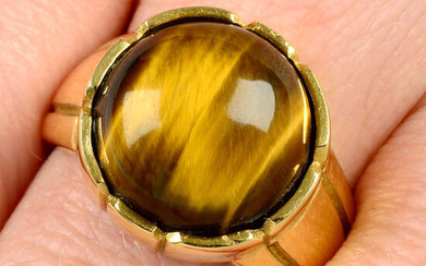 An 18ct gold tiger's-eye cabochon ring.
