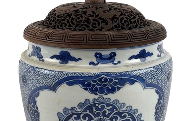 An 18th century Kangxi period blue and white decorated jar...