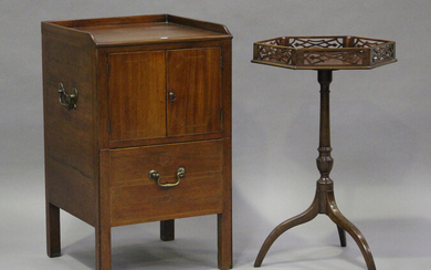 An Edwardian mahogany wine table with fretwork gallery top, on tripod legs, height 71cm, width 44cm