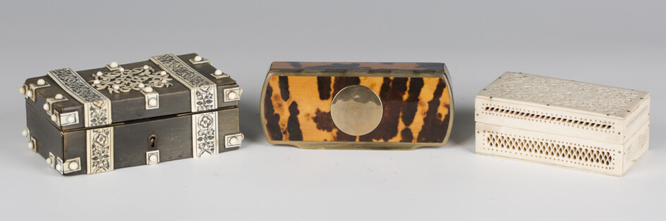 An early 19th century tortoiseshell mounted horn snuff box of rectangular form with hinged lid, leng