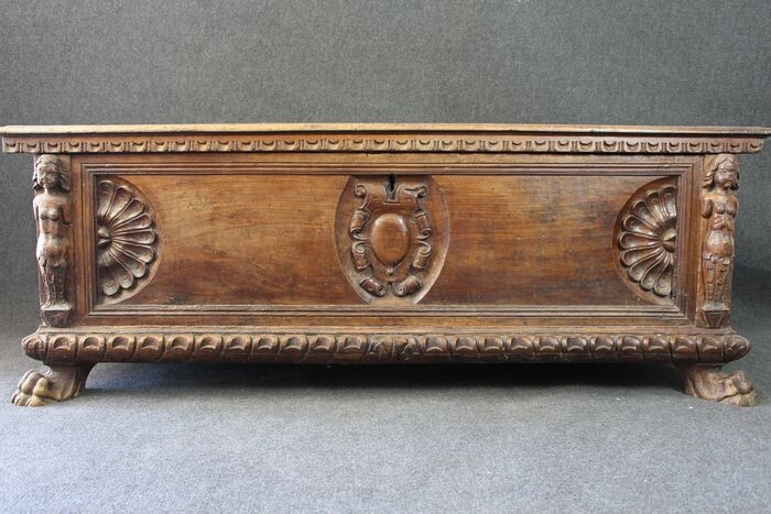 Ancient chest (1) - Wood - 18th century