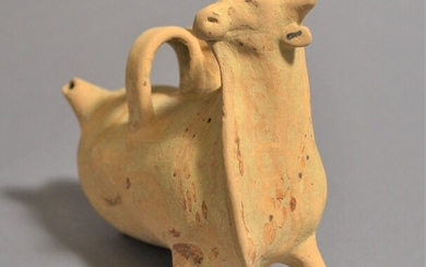 Aryballos en forme de taureau Sicilien, 6ème siècle avant J.C. Terre cuite, L = 13,3...