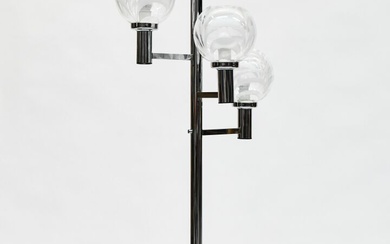 Attribué à Toni ZUCCHERI (1937-2008). Lampadaire en métal chromé à trois globes en verre de...