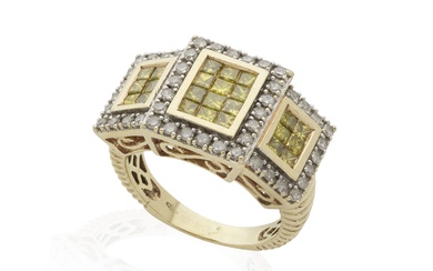 BAGUE DIAMANTS Sertie de diamants de couleur jaune de taille princesse, dans un entourage de...