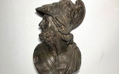BUSTE d'homme casqué en bronze Dans le goût de l'antique H.: 36.5 cm