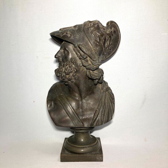 BUSTE d'homme casqué en bronze Dans le goût de l'antique H.: 36.5 cm