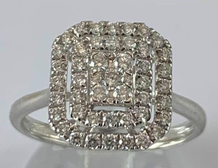 Bague Rectangulaire en or blanc 750./.(18K) 3g sertie de 49 diamants ronds pour 0.50 carat....