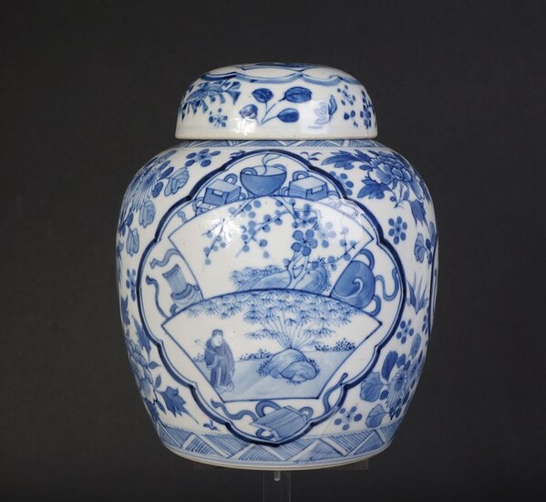 Blue white floral decor lid pot, marked Kangxi (1) - Blue and white - Porcelain - China - 19th century