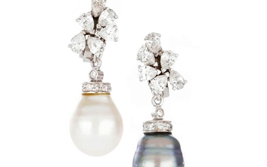 Boucles d'oreilles en or blanc 18 carats avec deux perles en forme de goutte, une...