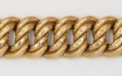 Bracelet " Gourmette " in yellow gold partially braided. Ratchet clasp with safety chain. Length : 20,5cm. P. 32,5g. (dents)