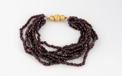 Bracelet de huit rangs de perles facettées de grenat. Fermoir cliquet en or jaune (750)...
