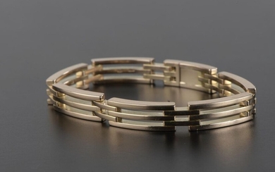 14k yellow gold bracelet with articulated tripartite links.