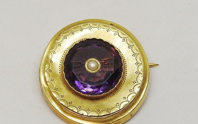 Broche de forme circulaire en or 18 K ornée en son centre d'une amethyste Diam....