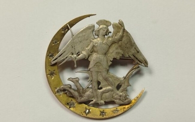 Broche en forme de croissant de lune figurant St Michel térassant le dragon en or et argent.