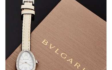 Bvlgari, Serpenti 27mm, vers 2020 Une montre bijou en acier de forme serpent, lunette sertie...
