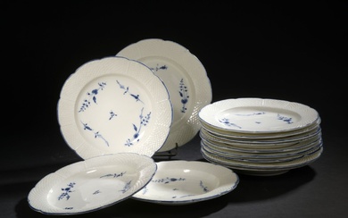 CHANTILLY, XVIIIe siècle Trente assiettes en porcelaine tendre à bord contourné à motifs de vannerie...