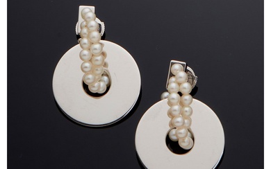 CHAUMET PARIS Paire de boucles d'oreilles transformables en or blanc 18 carats (750/000) et perles...