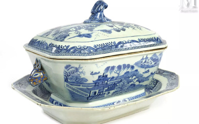 CHINE, Compagnie des Indes, XVIIIe siècle Soupière en porcelaine