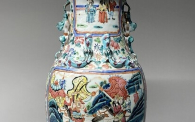 CHINE, début XXe. Vase balustre en porcelaine de Canton, à décor de scènes de batailles...