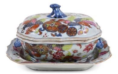 CHINESE EXPORT PSEUDO TOBACCO LEAF SAUCE TUREEN, COVER AND STAND, 18TH CENTURY Width of platter: 8 in. (20.3 cm.)