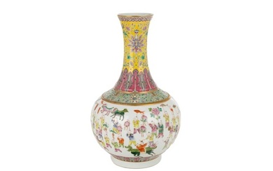 CHINESE FINELY PAINTED FAMILLE ROSE PORCELAIN VASE