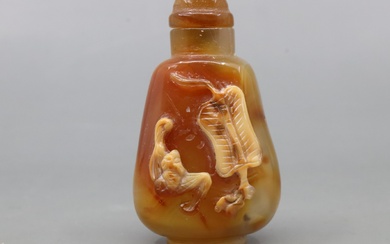 CHINESE HAND CARVED SUZHOU SCHOOL BANDED AGATE SNUFF BOTTLE WITH BAT AND FAN CARVED IN RELIEF, APPROX. 5.5CM HIGH