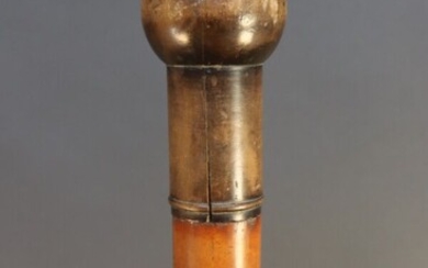 Cane of Companion. Spherical knob in horn with mother-of-pearl pastille. Ferrule out of brass with decoration guilloche, steel end of walk. Before 1840. Height. 121 cm
