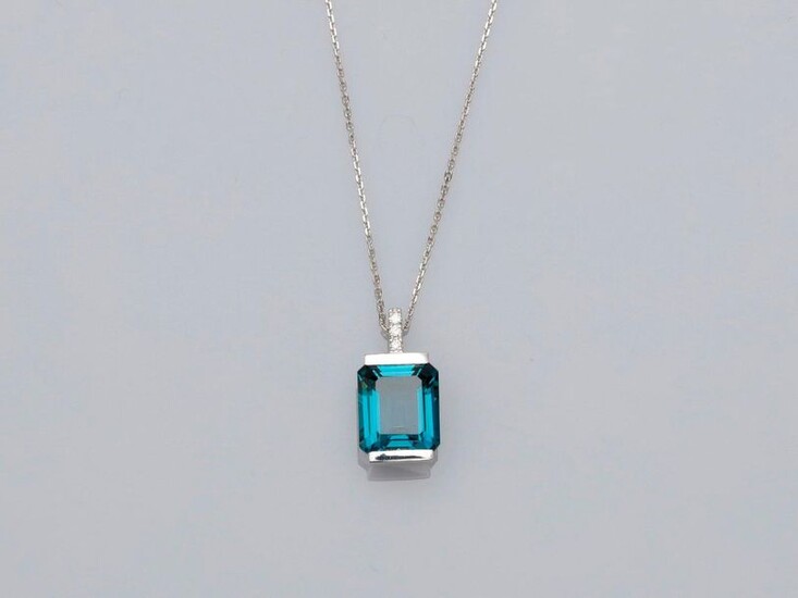 Chain and pendant in white gold, 750 MM, set with three diamonds bearing a beautiful emerald-cut "London blue" topaz weighing 5 carats, diamond bélière, length 45 cm, 17 x 9 mm, weight: 4.55gr. rough.