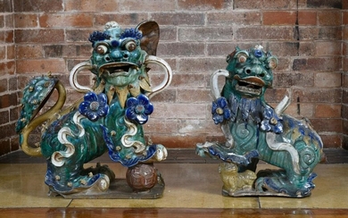 Chine, paire de chiens de Fô en céramique polychrome.