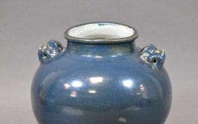 Chine, XIXe siècle Jarre en porcelaine émaillée bleu nuit, le col orné de deux têtes...
