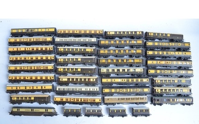 Collection of previously run unboxed OO gauge passenger coac...