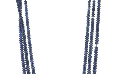 Collier composé de trois rangs de perles de saphirs en chute