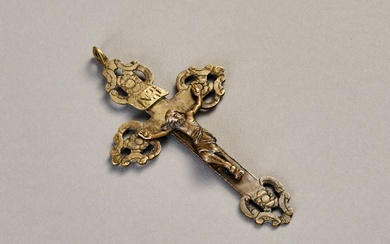 Croix en pendentif en bronze patiné. Décor ajouré et feuillagé. Le Christ d'époque XIVème siècle....