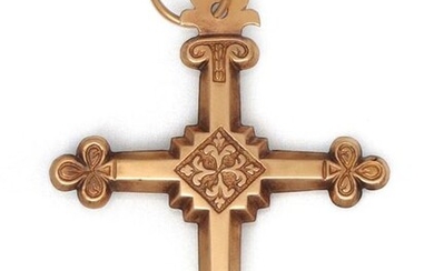 Cross " Savoyarde " in chased yellow gold with vegetal motifs, the ends with trilobal decoration. Longueur : 5,5 cm. P. 2,5 g.