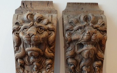 Decorative ornament (2) - Pair of 17th century carved lion heads and fruits - Flanders