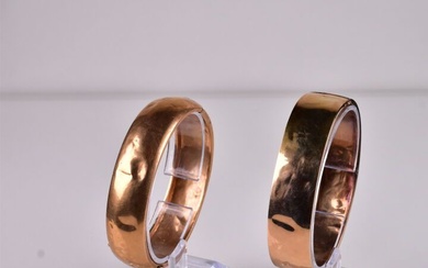 Deux bracelets type joncs ouvrants en or rose 18K 750/1000e (chocs et manque). Poids de...