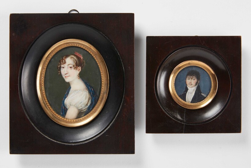 Deux miniatures ronde et ovale, Portrait militaire Diam. 3,5 cm (Fente) Jeune femme de trois-quarts...