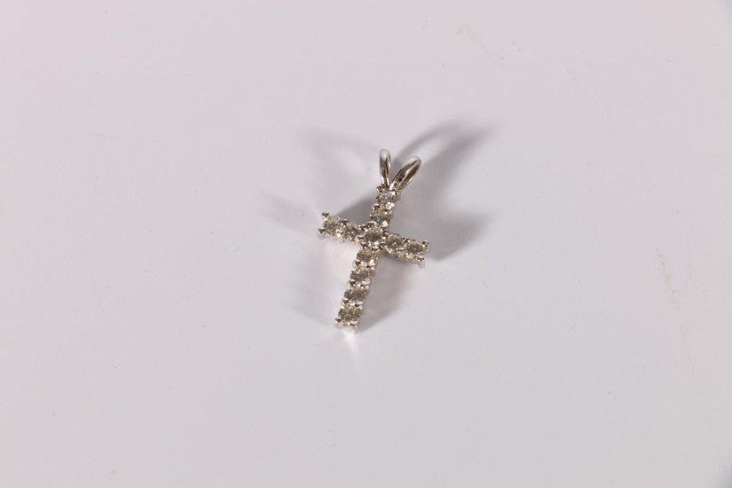 Diamond cross with ten brilliants in 18ct white gold.