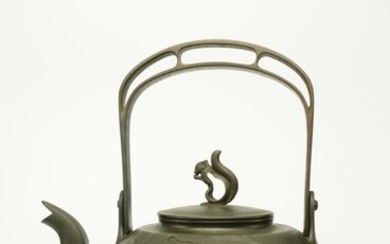 Dōbin 銅瓶 (Copper kettle) - Copper - Suetake Seihō 末武整宝 (?-2011) - Classic teapot decorated with squirrels and vines - With artist's signature Seihō 整宝 - Japan - Shōwa period (1926-1989)