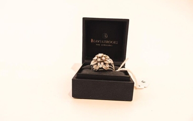 Dome ring in 18 carat white gold set with diamonds, punched, with case, t. 55, 8 g approx.
