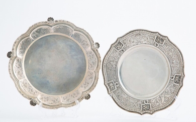 Due piatti con bordo polilobato in argento 800 sbalzato...