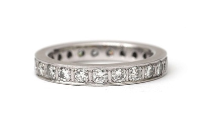 Een 18 krt. witgouden alliance ring met diamant, Chris Sommer