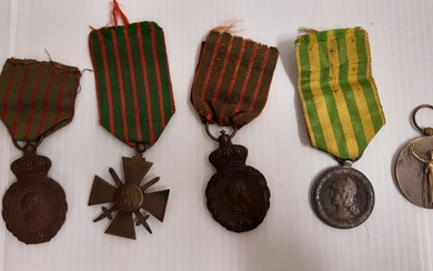 Ensemble comprenant cinq médailles : deux médailles de Sainte Hélène en bronze patiné avec rubans,...