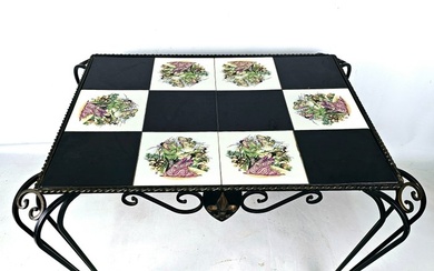 Exceptionally rare wrought iron coffee table with black and white tiles with Chinese scenes Approx. - Coffee table - Iron (cast/wrought), Porcelain