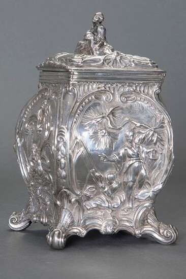 Exquisite tea box in English sterling silver, with London brands, C. 1800. Chiselled decoration of oriental motifs with a rounded lump of figures. Weight: 360 gr. Measures: 16,5x10x8,5 cm. Exit: 150uros. (24.9