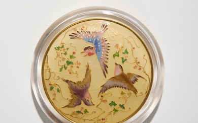 Félix BRACQUEMOND (Paris, 1833 - Sèvres, 1914) Trois oiseaux - 1903 Plaque ronde en émail...