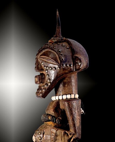 Fetish-force figure - Wood, pearls, antelope horn, brass nails, medical objects - Nkisi - Songye - Congo